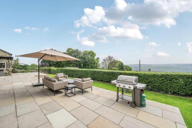 Extensive south-facing patio