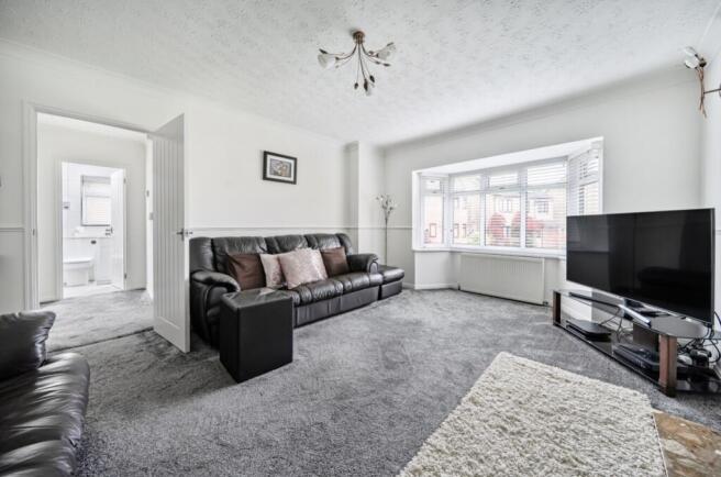 Spacious Living Room 