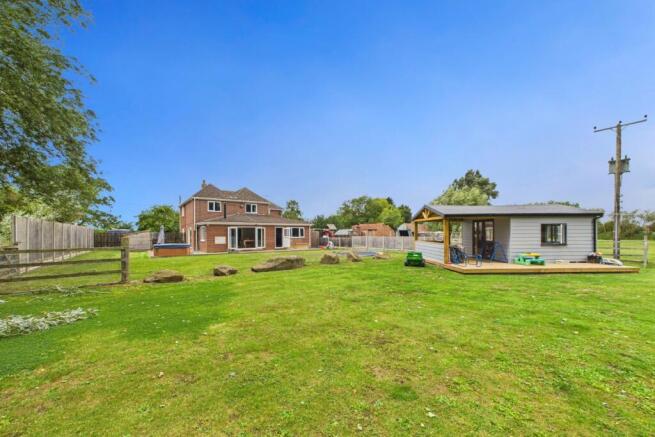 EweMove - Spalding - Summer House