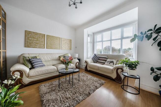 34 Thorpe Lea Rd, living room 1