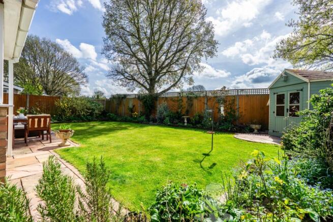 South-Facing Garden with Summer House