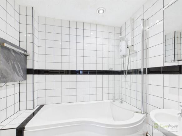 EweMove Mildenhall North Road Main Bathroom