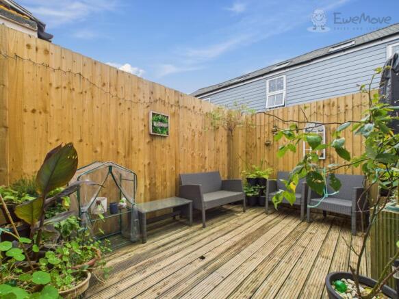 COTTAGE COURTYARD