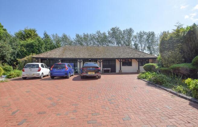 Garage annexe complex