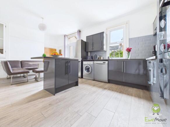 CAM01543G0-PR0161-STILL014