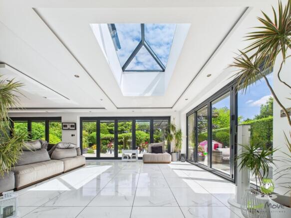 CAM01543G0-PR0141-STILL063