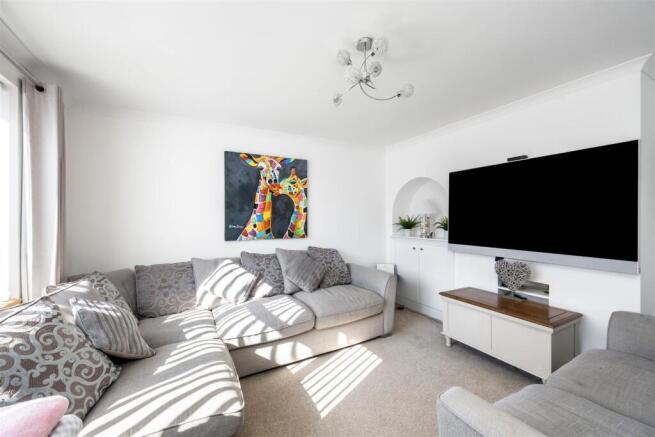 Upper Kingston Lane 6 LIVING ROOM.jpeg