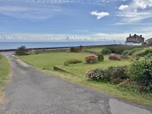 Front garden and driveway view