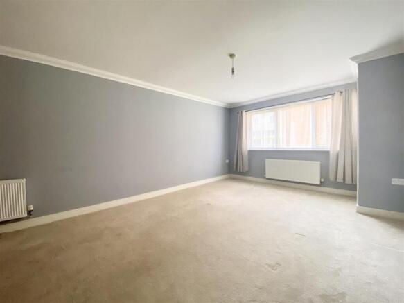 LOUNGE/DINING AREA