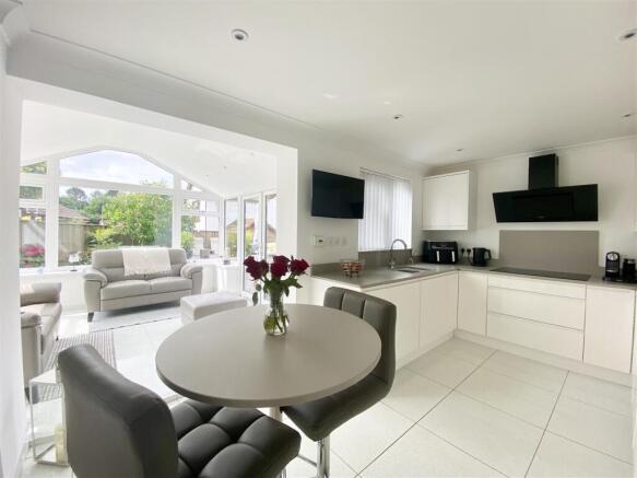 KITCHEN/BREAKFAST ROOM