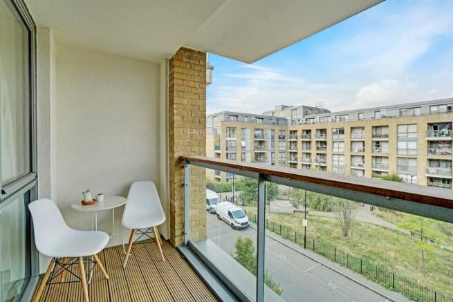 09-e576Reshoot-MK-HMF-Flat 12 17 Canalside Square-