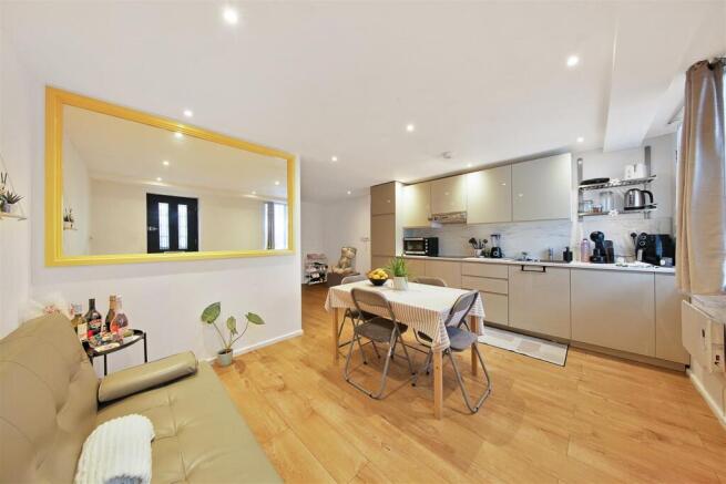 122 Tottenham Road - 8OaGsGC9N3NkAbbfKWWc.jpg