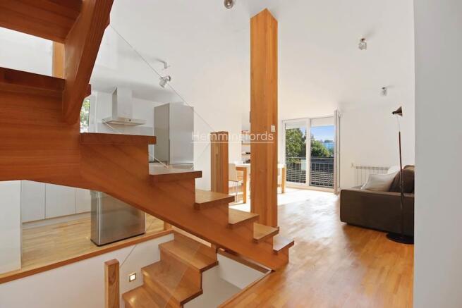 10-547e77418 - AM - 20A Queens Road London E11 1BB