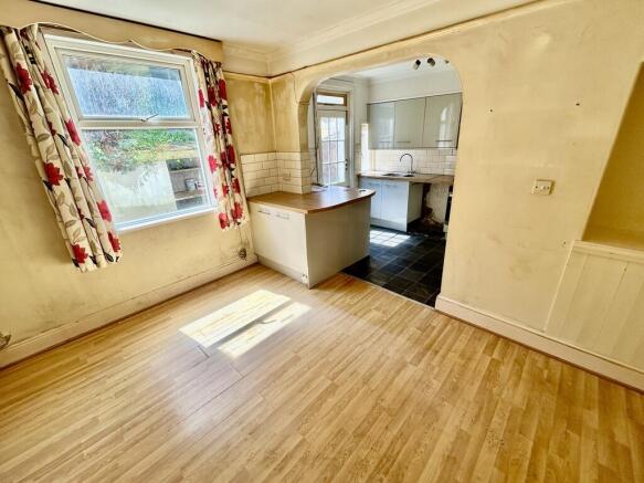 Kitchen : Dining Room.