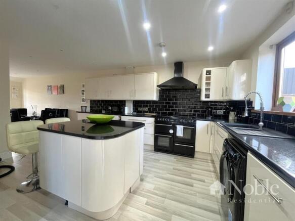 Kitchen/ Dining Room