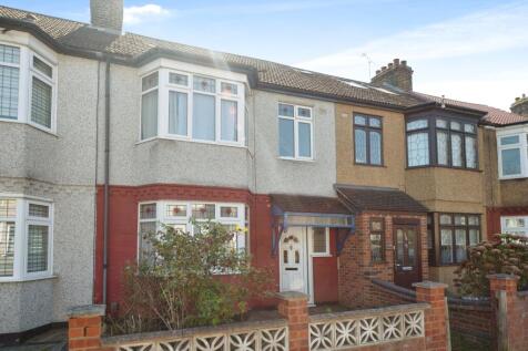 Strathmore Gardens, Hornchurch, RM12