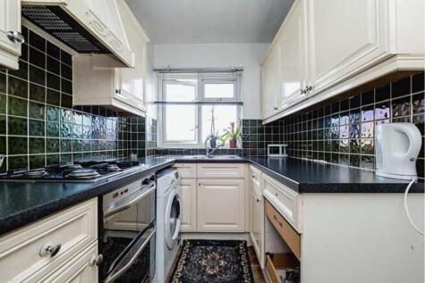 Whalebone Lane South, Dagenham, RM8