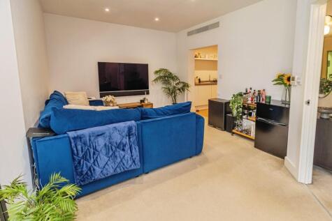 426 Avebury Boulevard, Milton Keynes, MK9