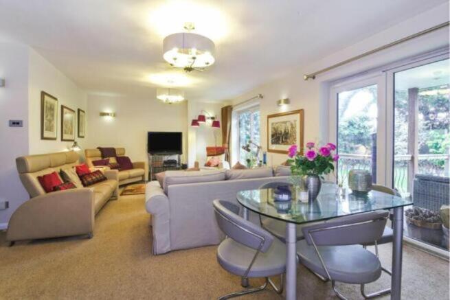 Lounge/Dining Room