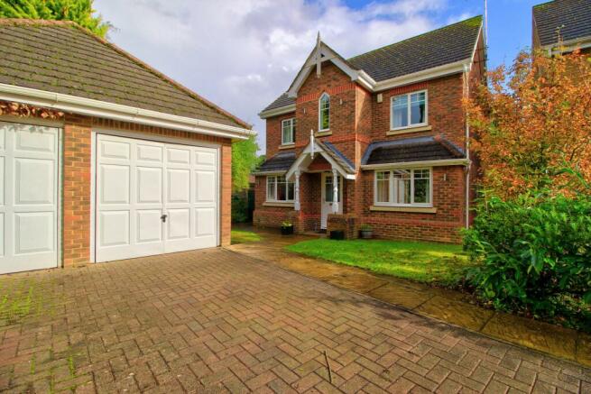 Gated cul-de-sac under a mile from Wokingham town