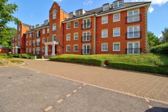 First floor apartment with secure parking