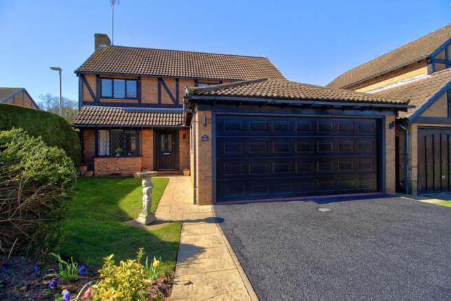 Quiet location, automatic garage doors