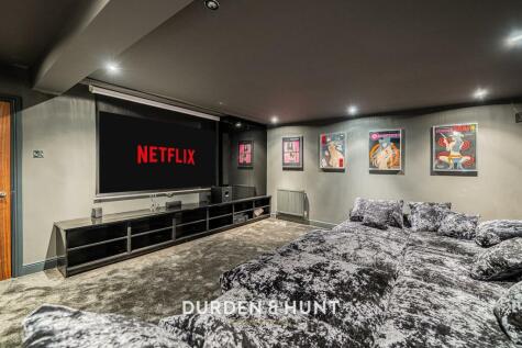 Manor Road, Chigwell, IG7