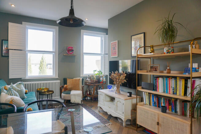 Lounge/Dining Area