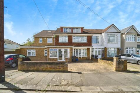 The Crescent, Ilford, IG2