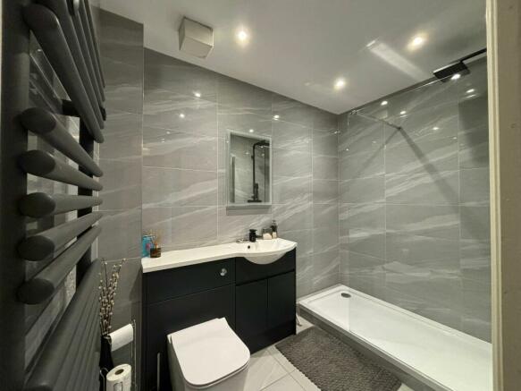 MODERN SHOWER ROOM