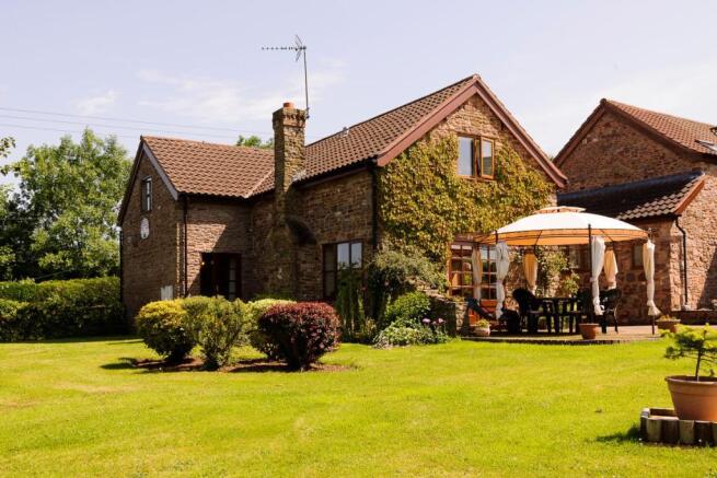 3 Bedroom Character Property For Sale In Brook Farm Llancloudy Hr2