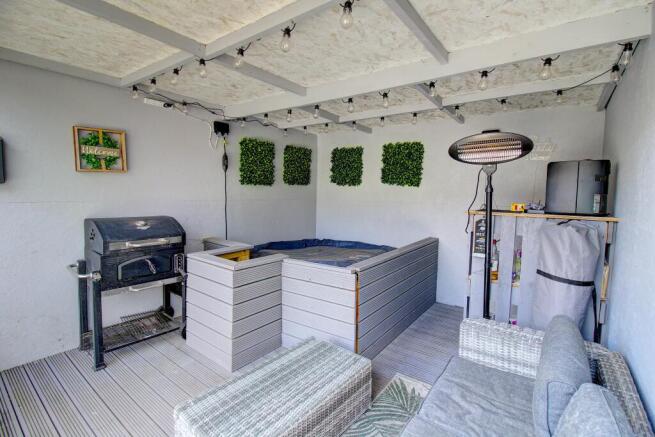 Outdoor Bar & Hot Tub