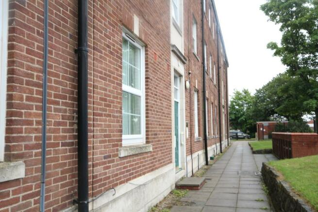 2 bedroom flat  for sale Walton on the Hill