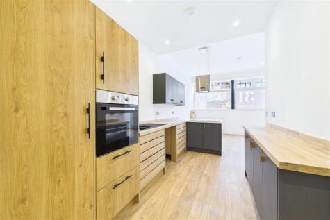 Garden Flat immediate to Clevedon Town Centre