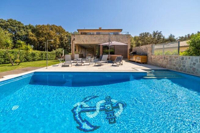 Pool and Exterior (1