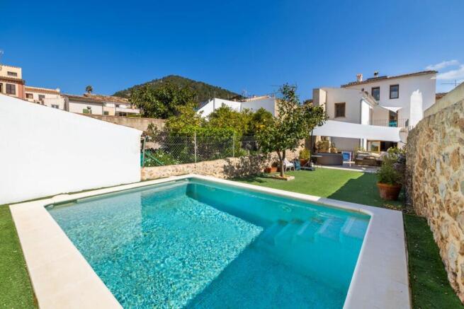 Pool and Exterior (1