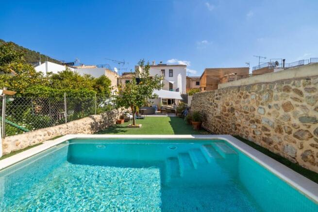 Pool and Exterior (2