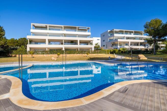 Pool and Exterior (1