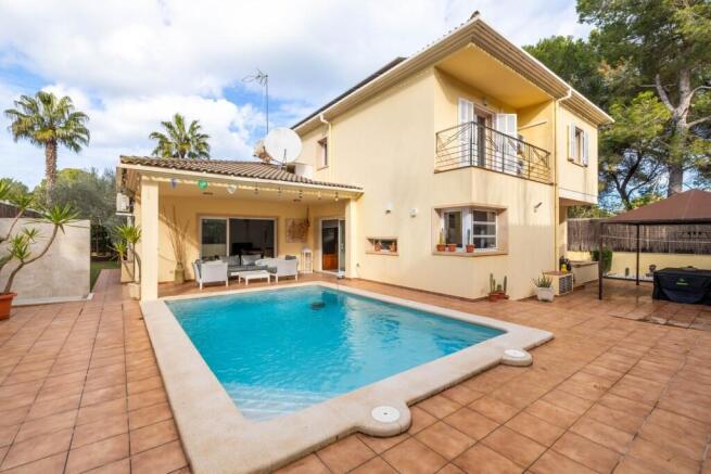 Exterior and Pool (1