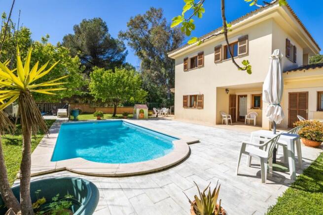 Exterior and Pool (1