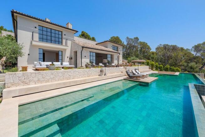 Pool and Exterior (1