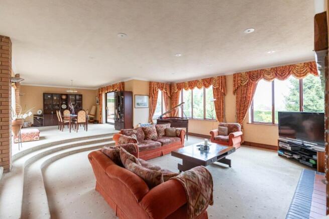 LOUNGE TO DINING AREA