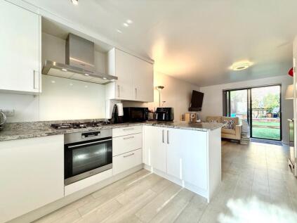 Doulton Gardens, Whitecliff, BH14