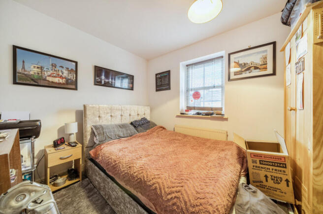 1381249-5-691343b...