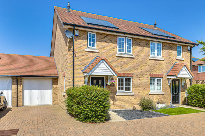 3 Bedroom Semi Detached House For Sale In Tamworth Drive Wickford Ss11