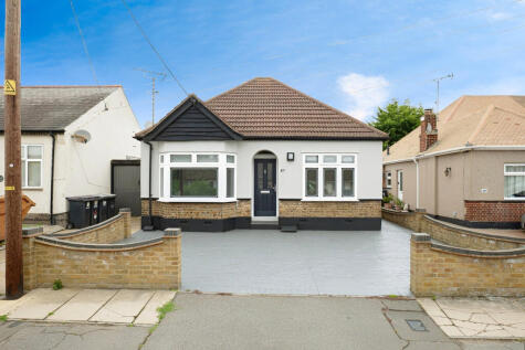 Queen Elizabeth Chase, Rochford, SS4