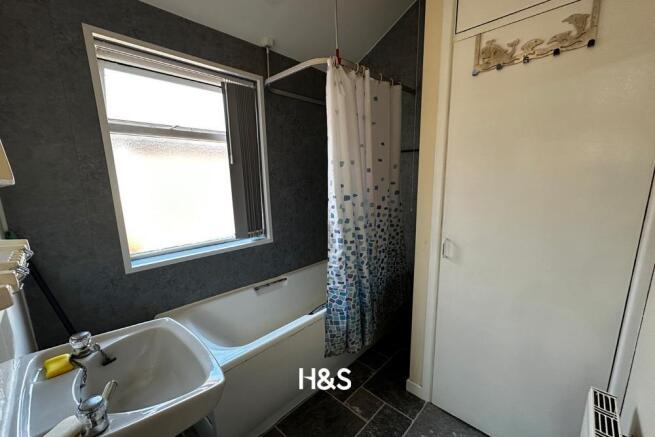 Evelyn - bathroom.jpg