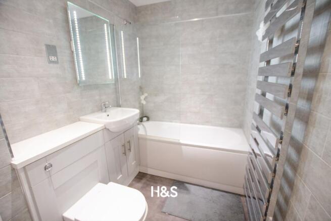 Newhall Court - bathroom.jpg