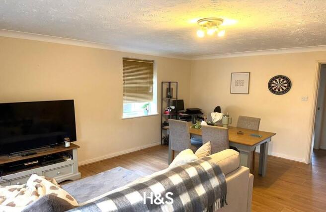 32 Old Dickens Heath Road - lounge 2.jpg