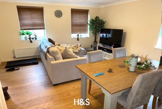 32 Old Dickens Heath Road - lounge.jpg